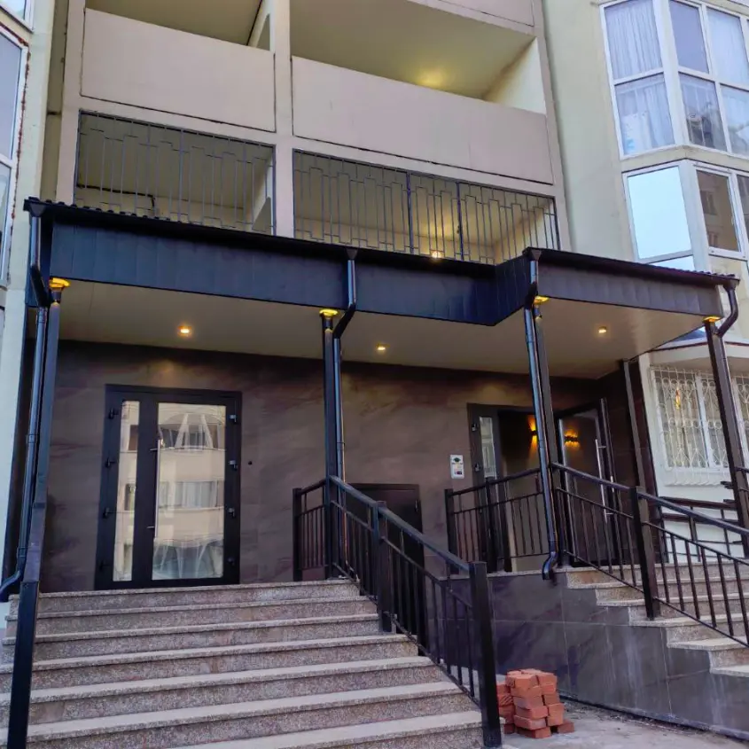 Фото 2 Отделка входной группы подъезда линеарными панелями