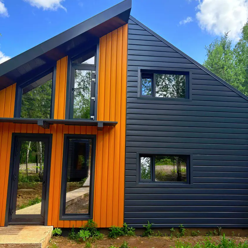 Фото 1 Металлосайдинг Евро-Брус под брус цвет Тик Printech и RAL7024 Серый Графит на фасаде дома